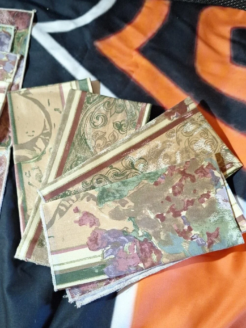 Floral Table Runner, 4 Napkins, 4 Placemats